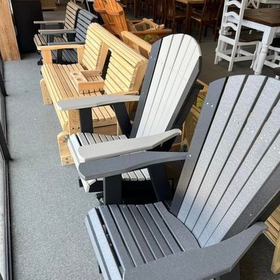 A row of wooden chairs sitting next to each other in a room.