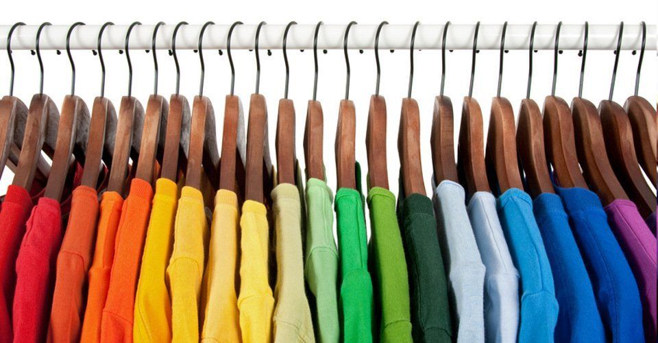 magliette di vari colori in grucce