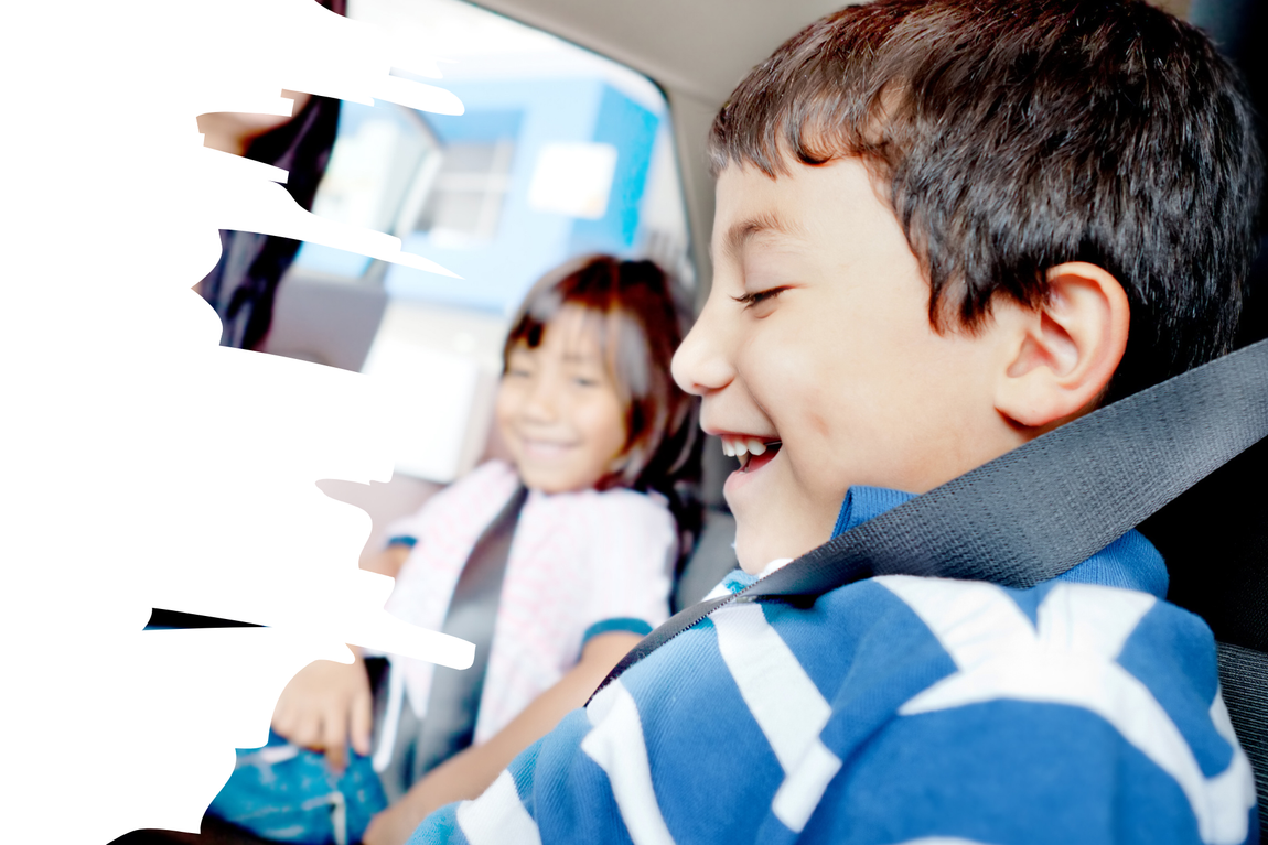 Lächelnde Kinder, angeschnallt in einem Auto mit einer Frau, wahrscheinlich bereit für eine Fahrt.
