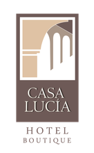 El logotipo de Casa Lucia Hotel Boutique es marrón y blanco.