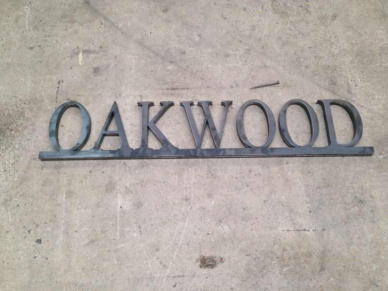 A metal sign that says oakwood on it