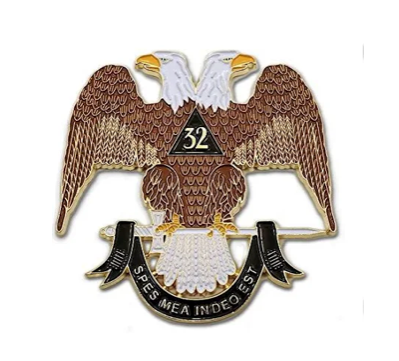 Brown and white eagle emblem with “32” and a ribbon reading “SPMEA INDEO”