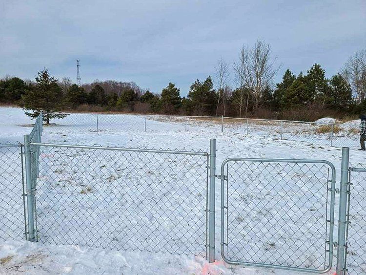 chain link winter MI: Durable Winter chain link fencing built to withstand Michigan’s harsh winter conditions.