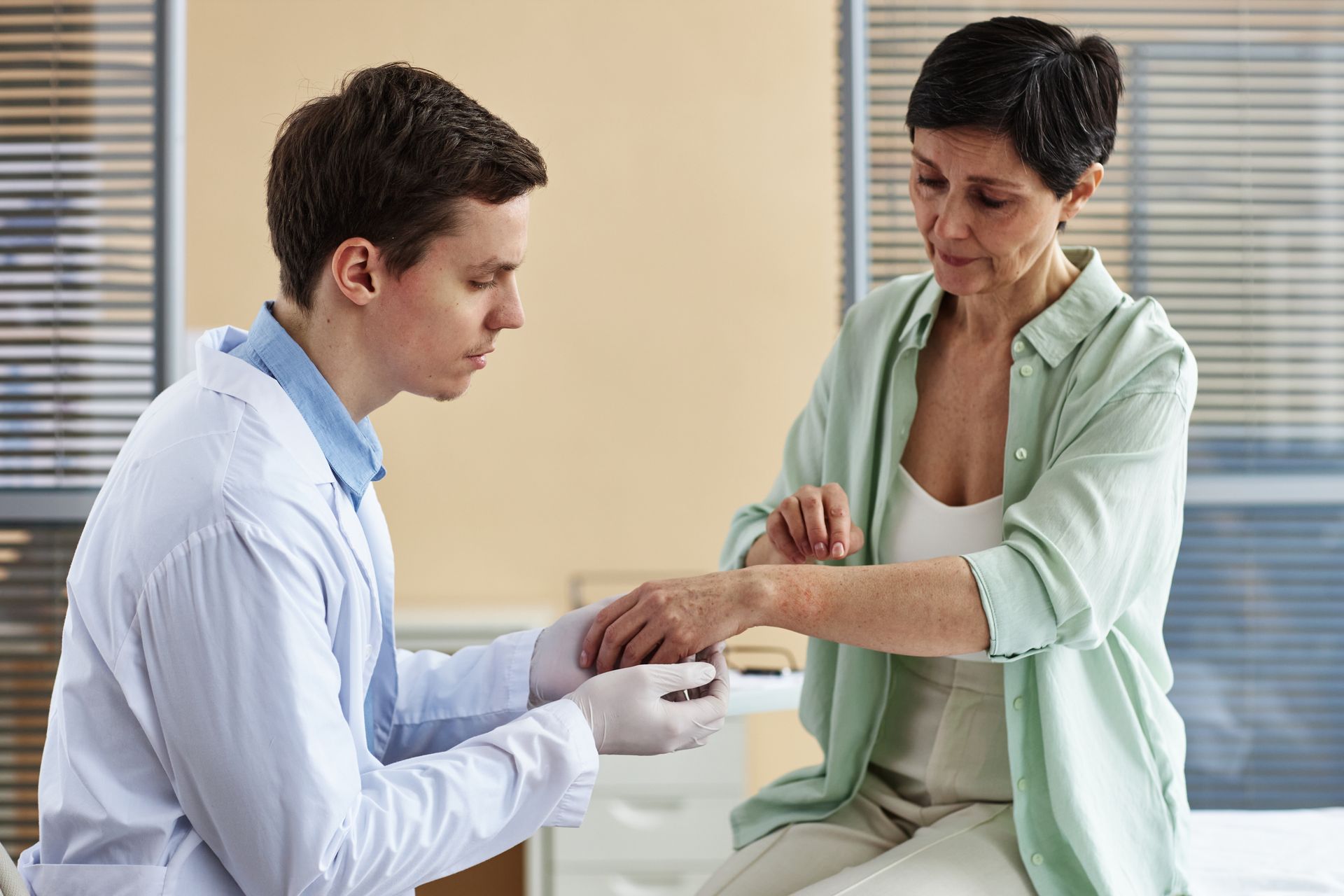 An allergy doctor near me examining an urticaria patient.