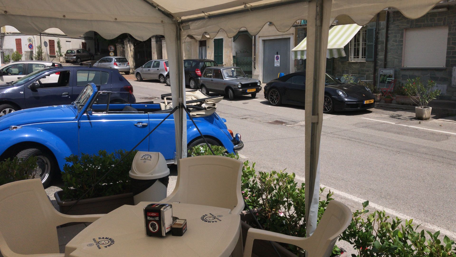 Het terras van de bar op het dorpsplein in Mornico Losana