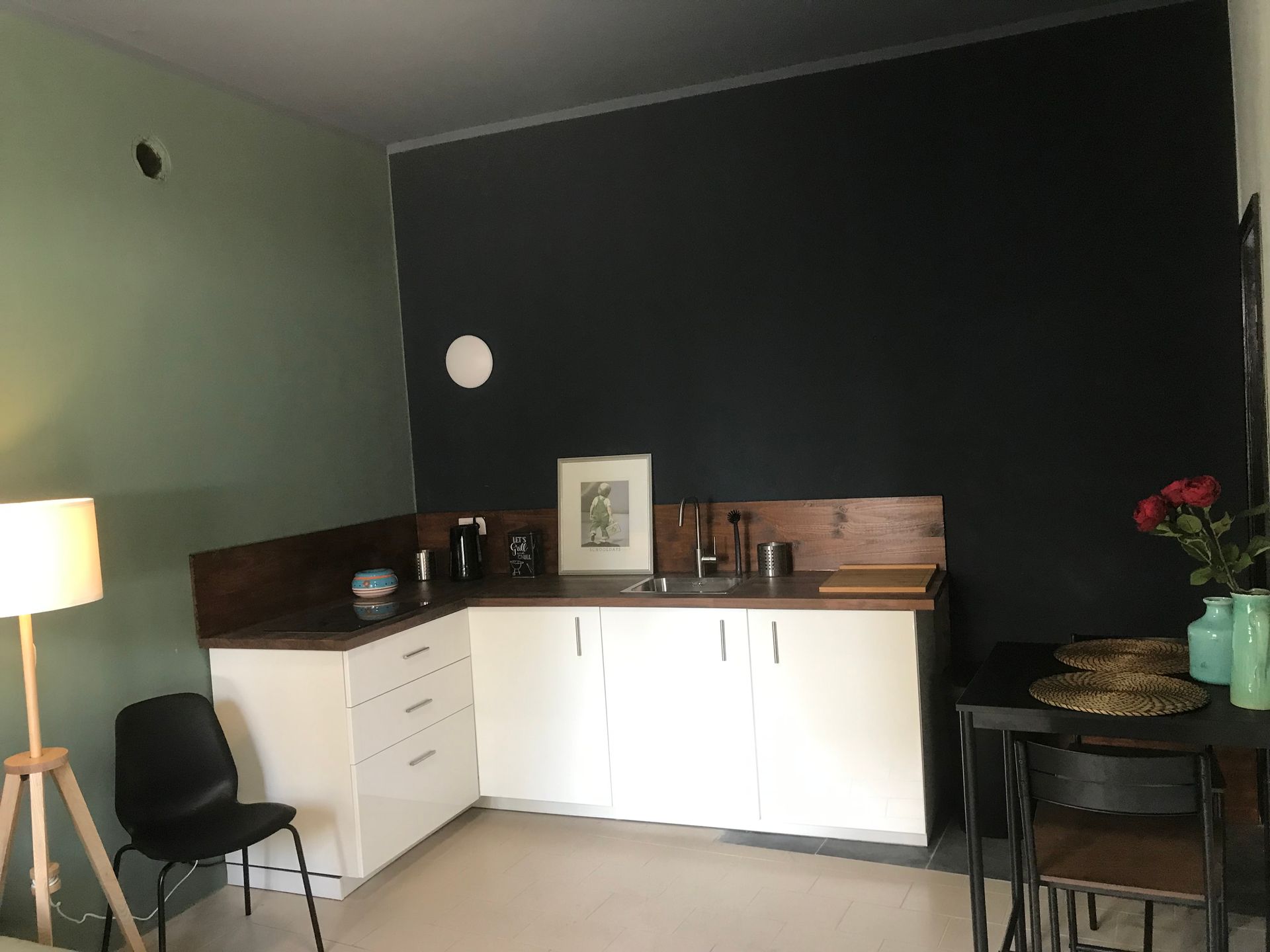 Het keukenblok in appartement “Geknipt”