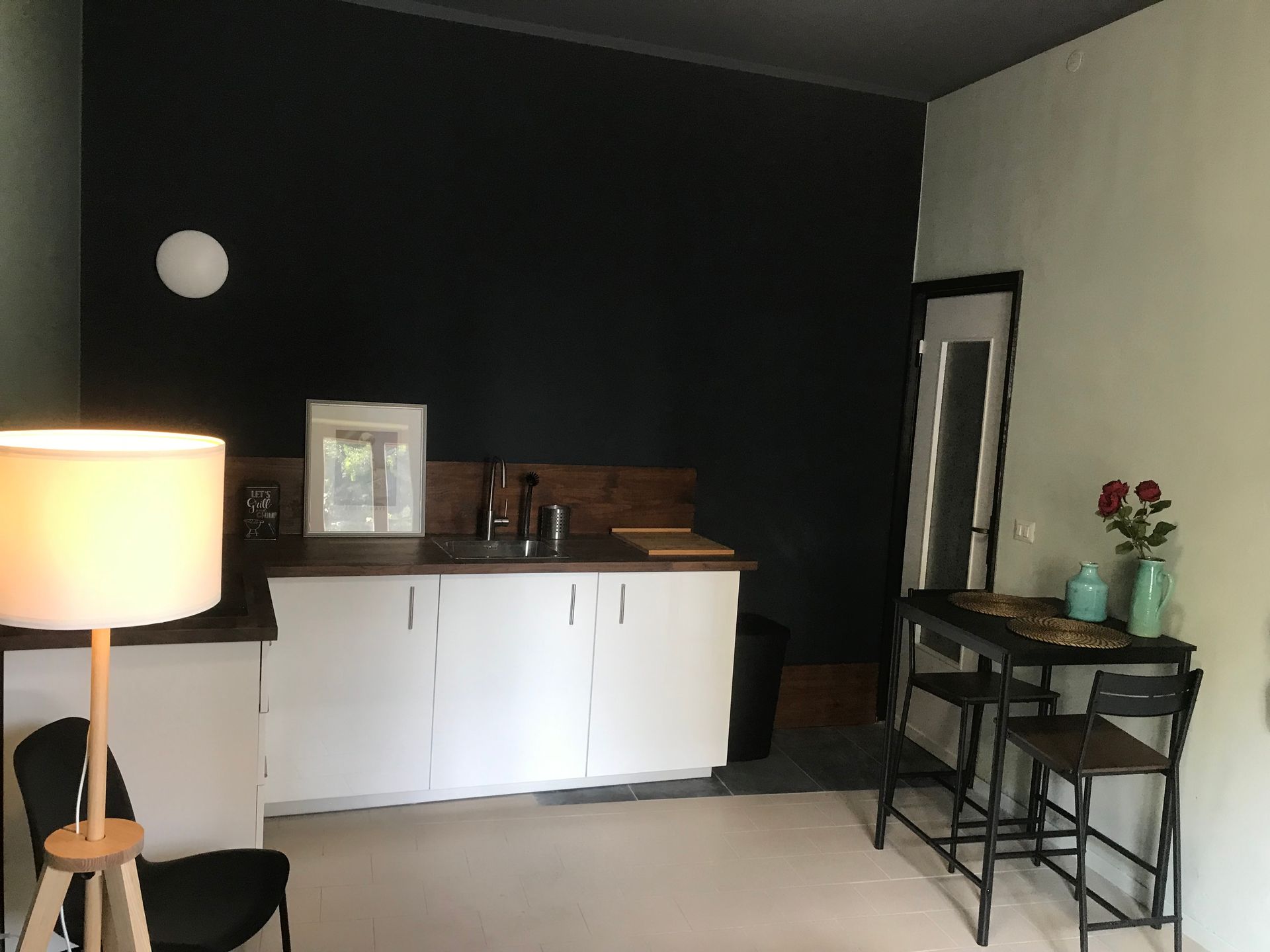 Het keukenblok in appartement “Geknipt”