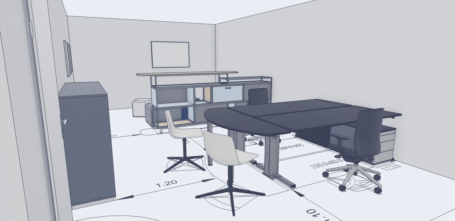 Ein Büro mit Schreibtischen, Stühlen und einem Serverschrank in einem Raum mit hellgrauen Wänden und hellgrauem Boden.