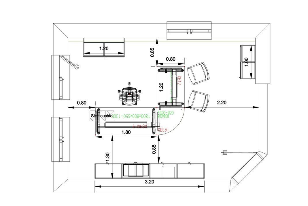 Draufsicht auf einen Raum mit Möbeln, einschließlich Schreibtischen, Stühlen und Schränken, mit Maßangaben in Metern.
