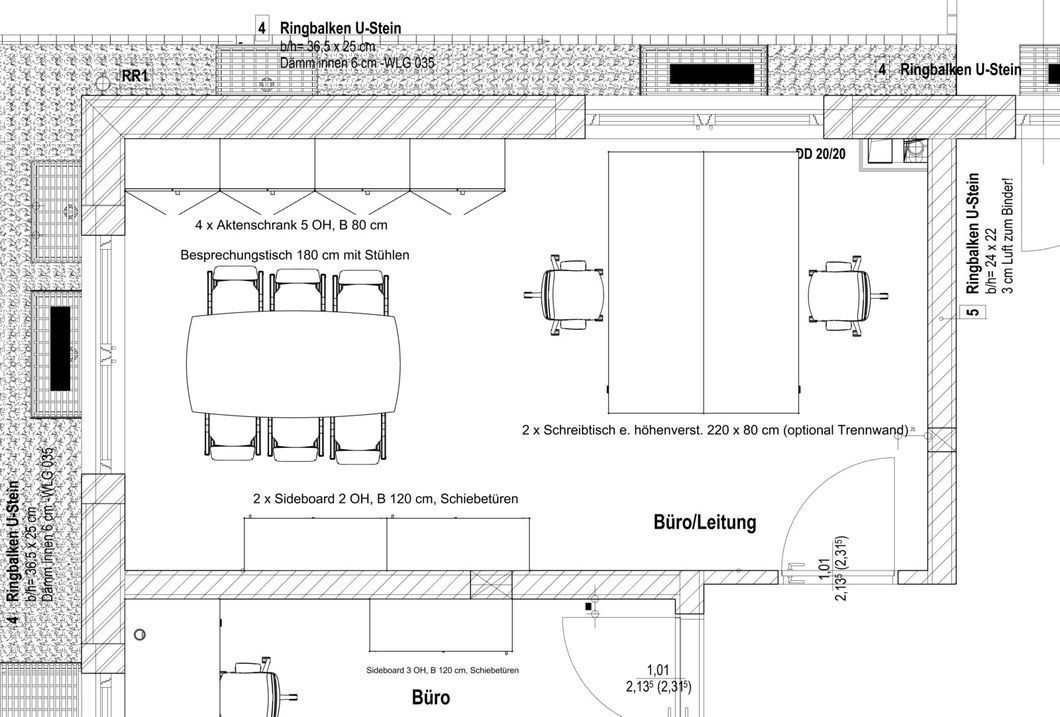 Grundriss eines Raumes mit Möbelanordnung: Esstisch, Stühle und weitere Sitzgelegenheiten. Türöffnung und Fenster sind ebenfalls sichtbar.