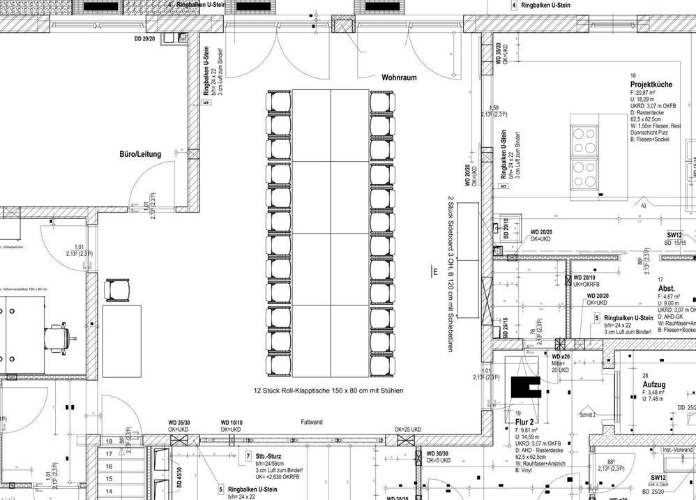 Grundriss eines Konferenzraums mit großem Tisch und Stühlen sowie weiteren Büroräumen.