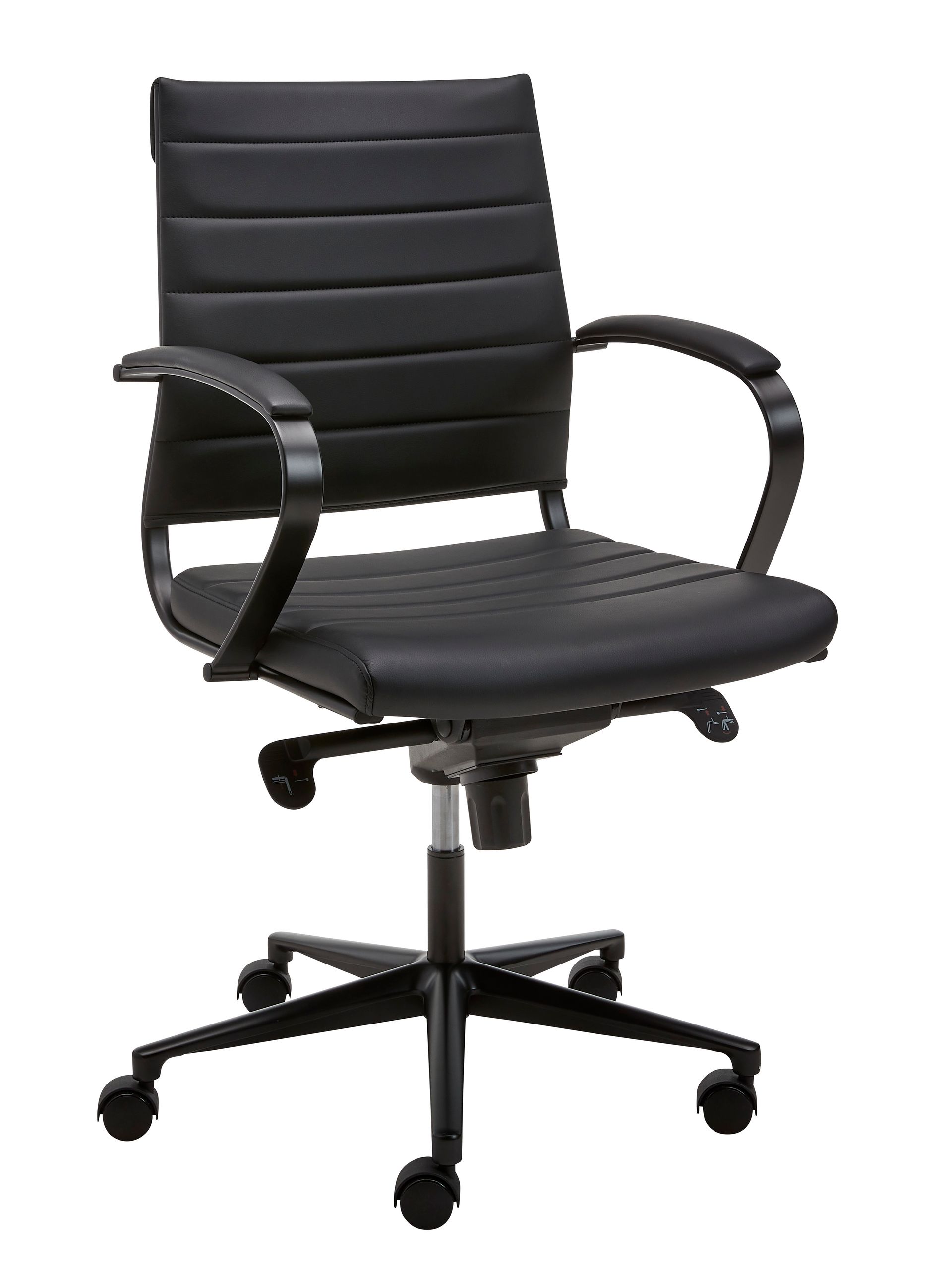 Schwarzer Bürostuhl mit gerippter Rückenlehne und Sitzfläche, Armlehnen und einem Untergestell mit Rädern.