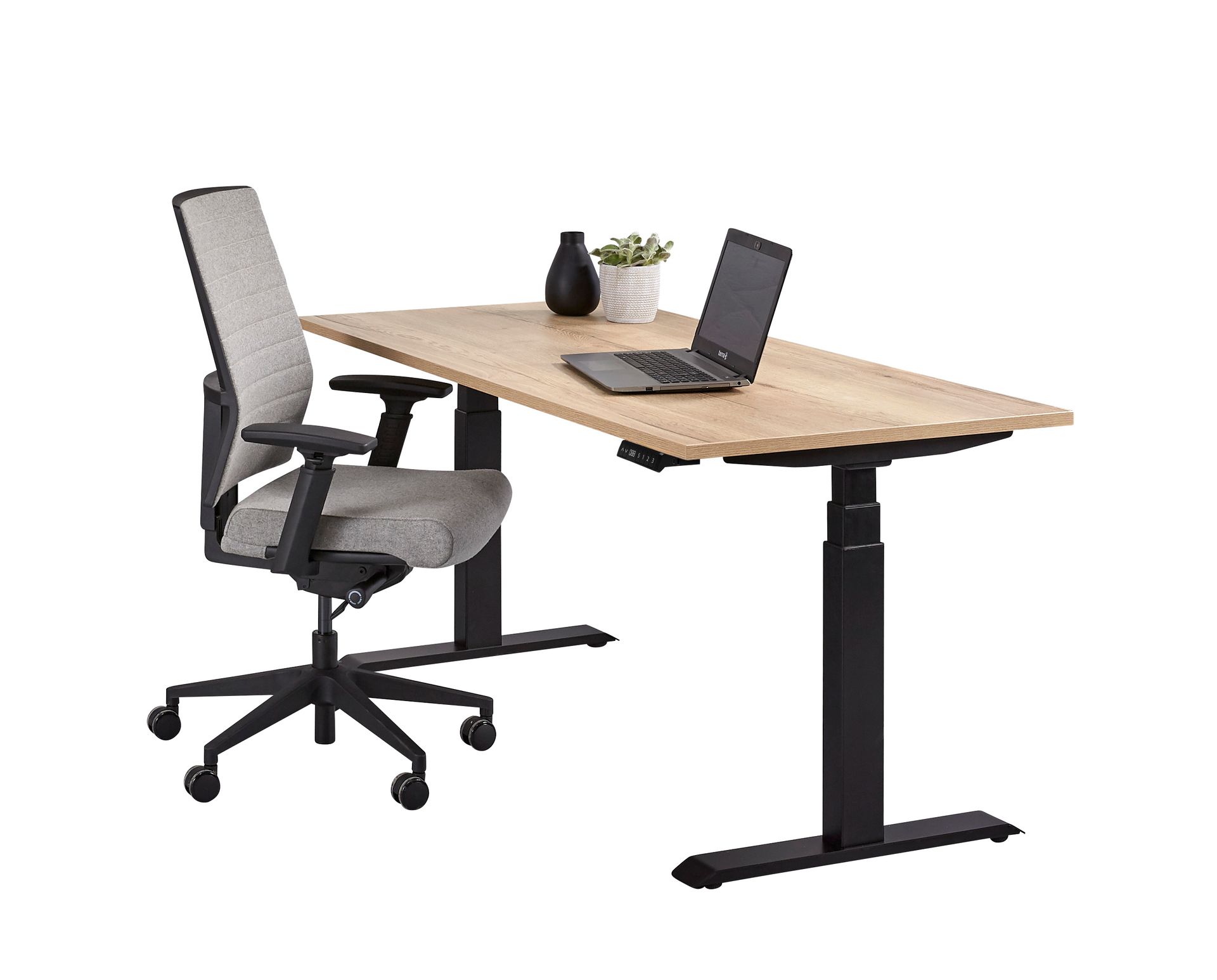 Ergonomische Schreibtischeinrichtung mit höhenverstellbarem Schreibtisch, Bürostuhl, Laptop und Dekor.