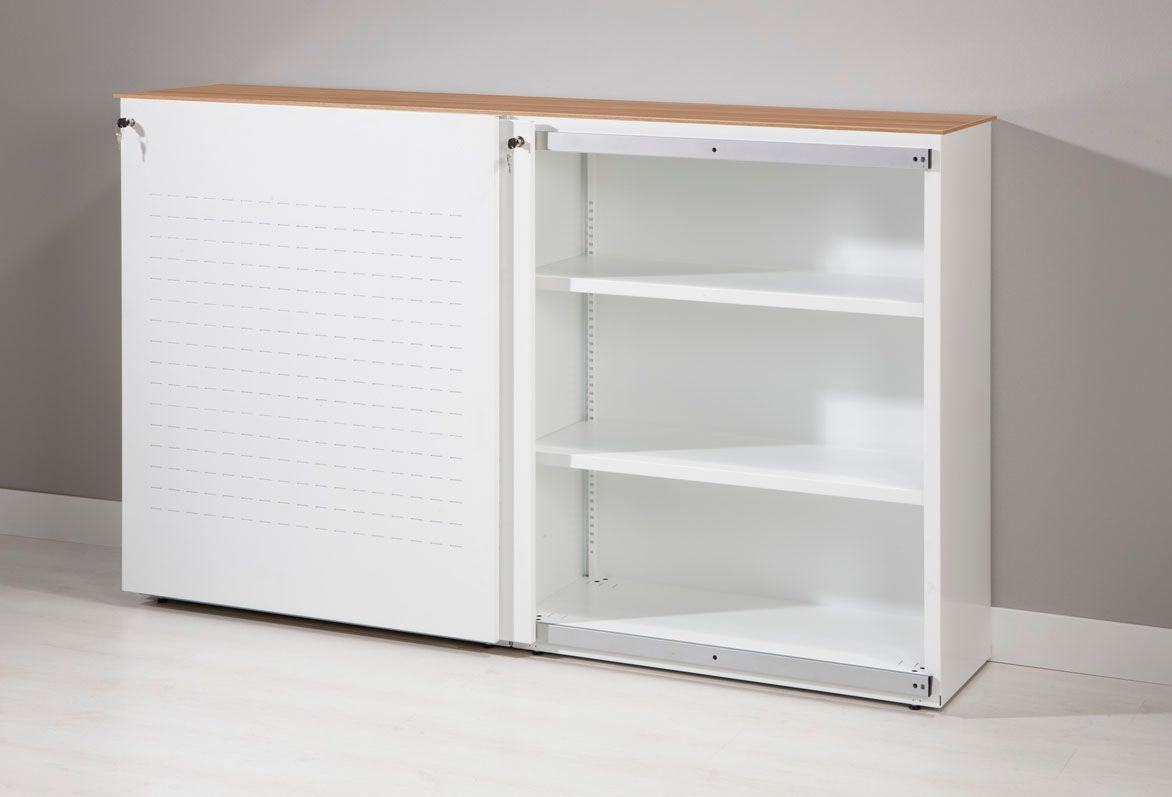 Weißer Schrank mit Schiebetür, die sich öffnen lässt und Regale freigibt.