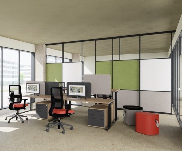 Büroraum mit Schreibtischen, Stühlen und Computerbildschirmen; Glaswände mit grünen und weißen Paneelen.