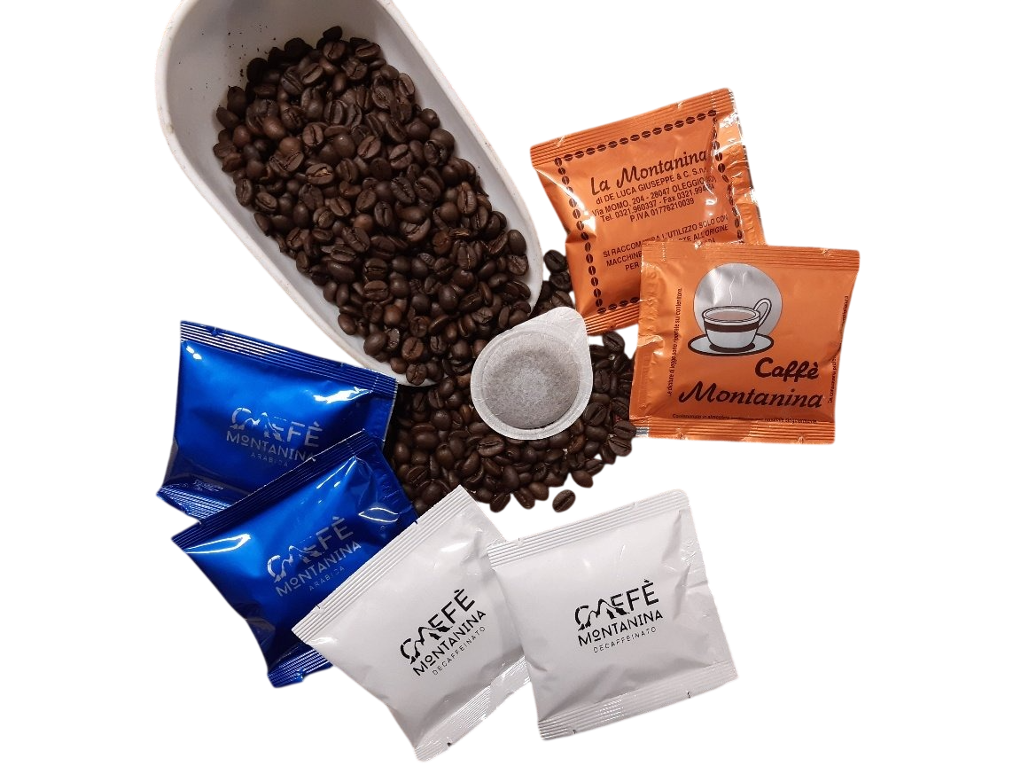 Chicchi di caffè tostati in un misurino bianco, circondati da varie piccole bustine di caffè colorate e una singola capsula di espresso.