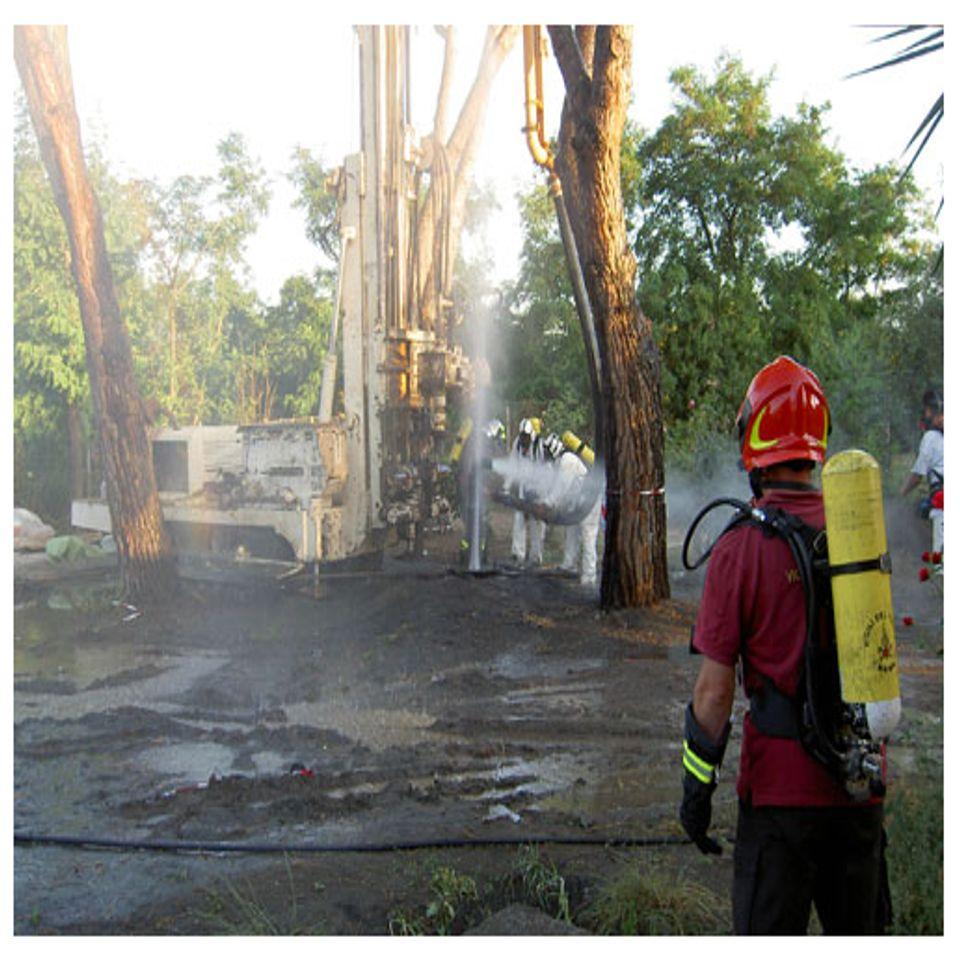 operai durante la trivellazione di un pozzo artesiano