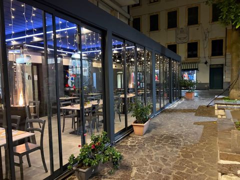 Spaghetti alle vongole serviti su un piatto bianco in un ristorante.