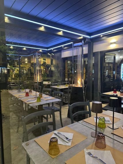 Anelli e tentacoli di calamari fritti su un piatto rivestito di carta con spicchi di limone.