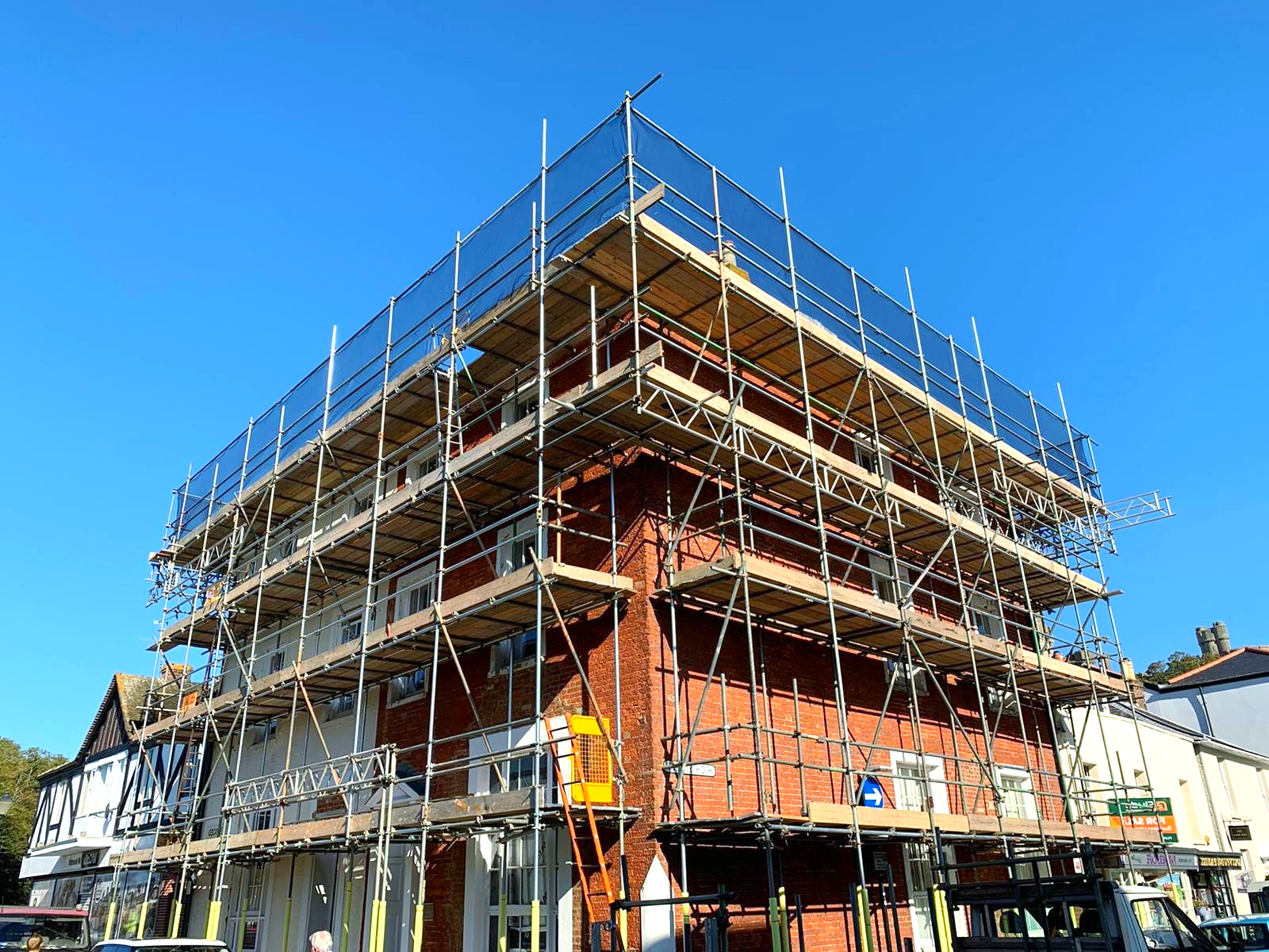 A large building is being built with scaffolding around it.