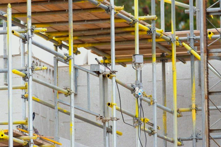 A close up of a scaffolding on a construction site.