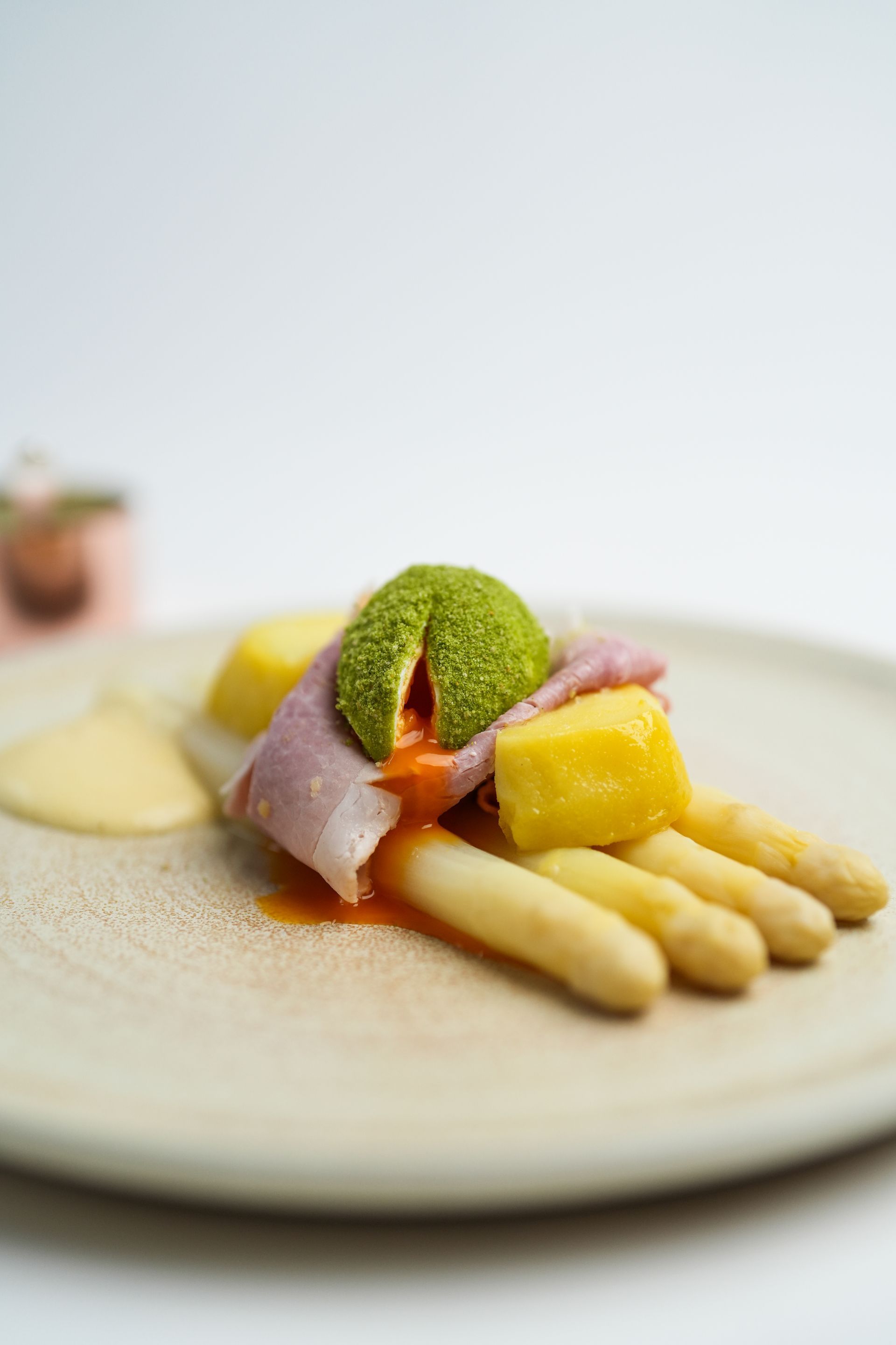 Kroket met daarop een Nederlandse vlag, geserveerd op een wit bord, op een witte achtergrond.