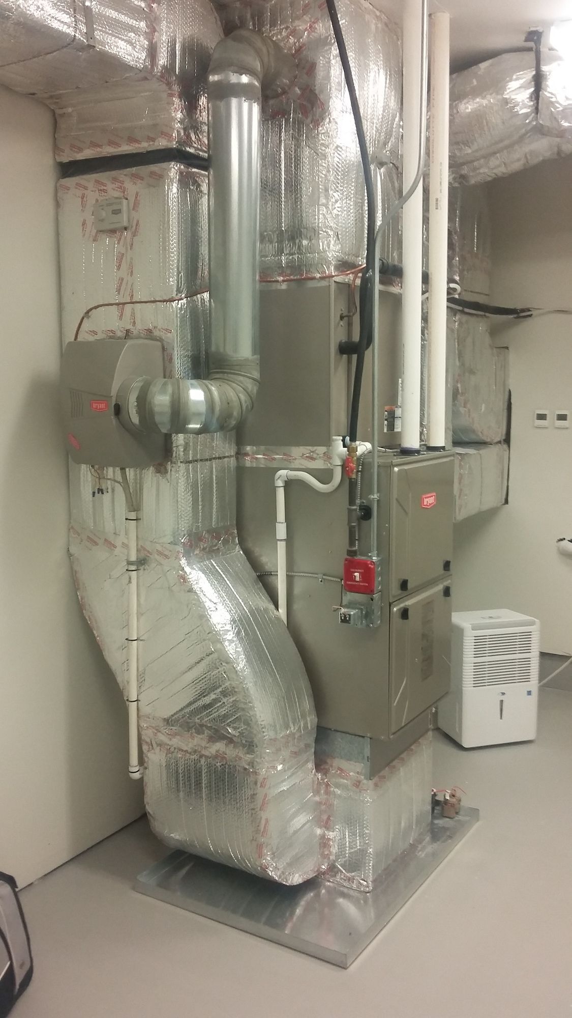 A room with a heater and a humidifier in it.