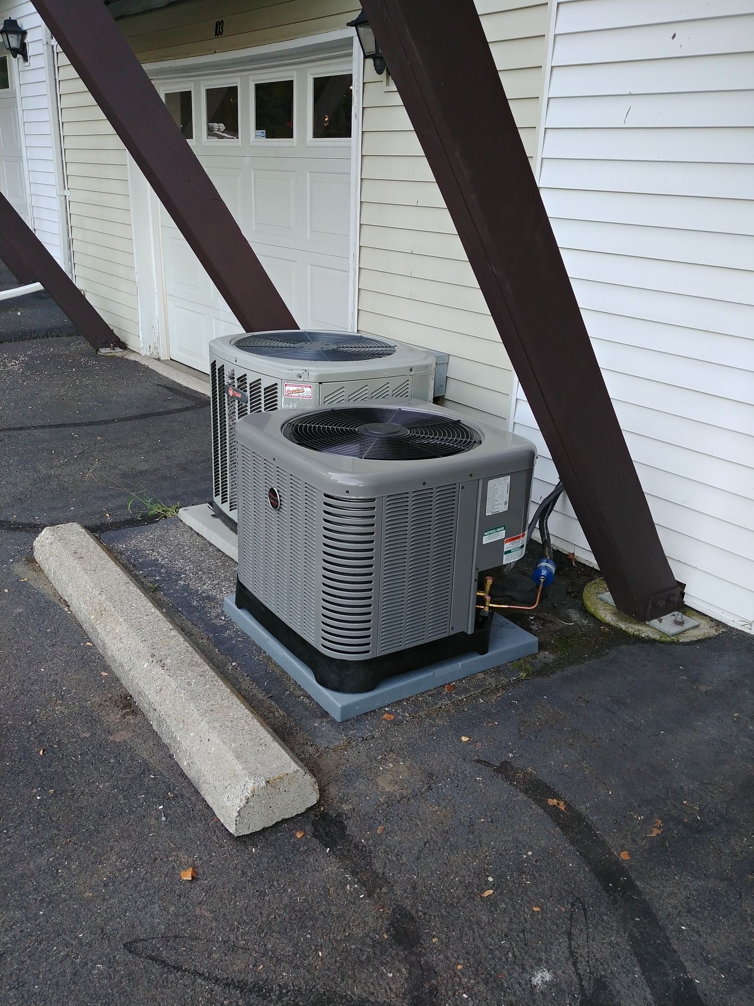 A large air conditioner is sitting on the side of a building.