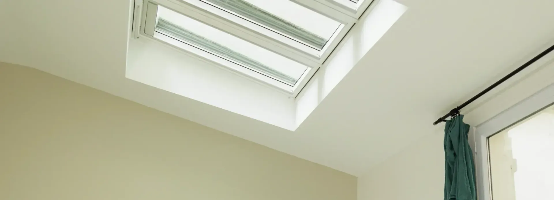 Un lucernario nel soffitto di una stanza accanto a una finestra. edil 2000 lucera