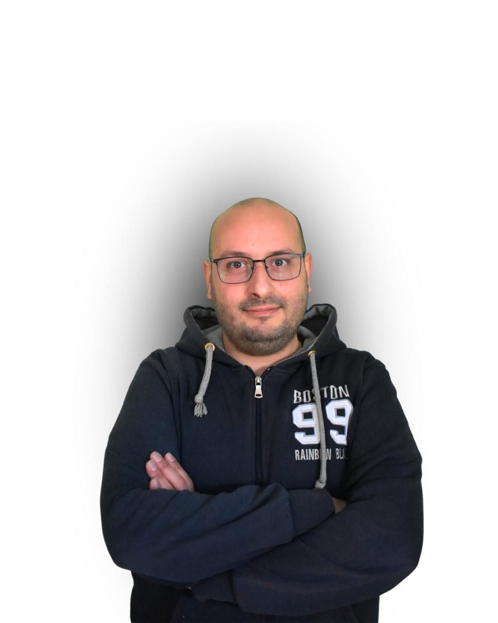 edil 2000 lucera Un uomo che indossa una felpa con cappuccio con il numero 99 sopra