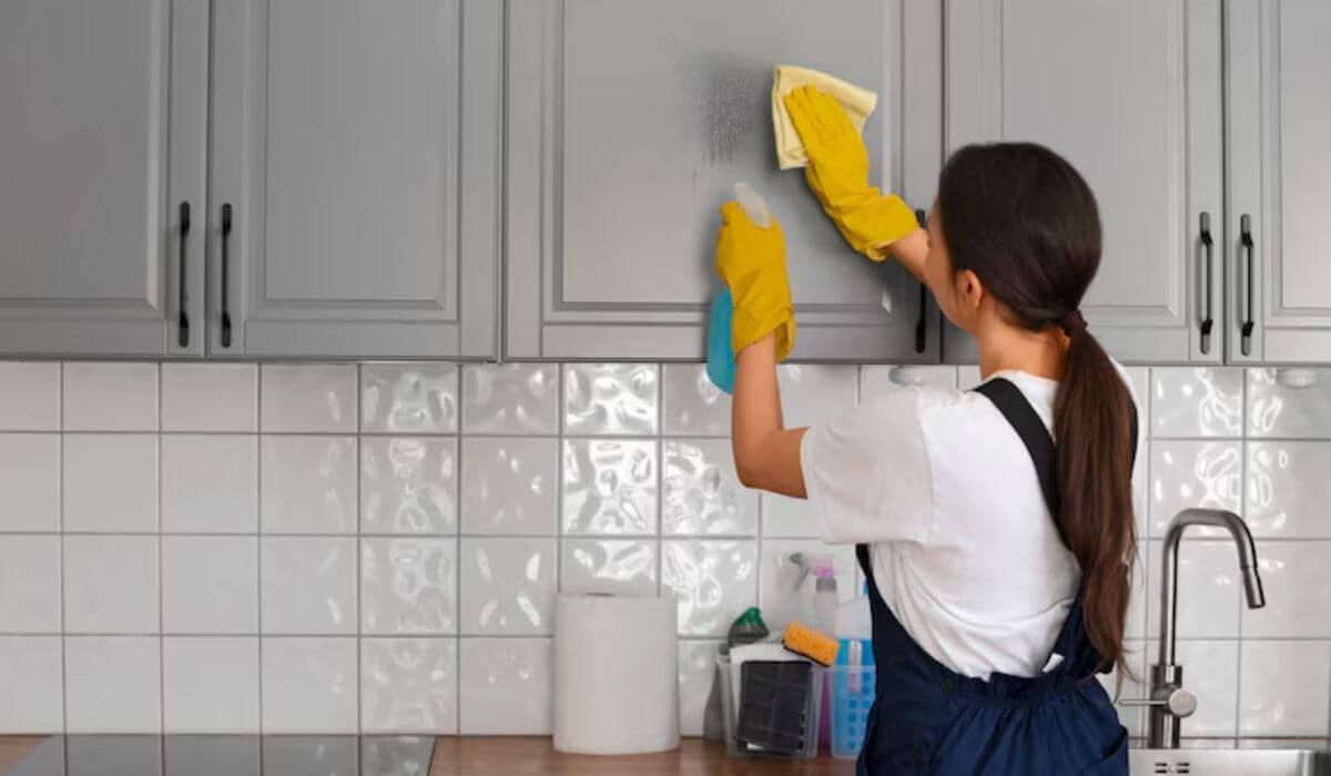 Kitchen deep cleaning