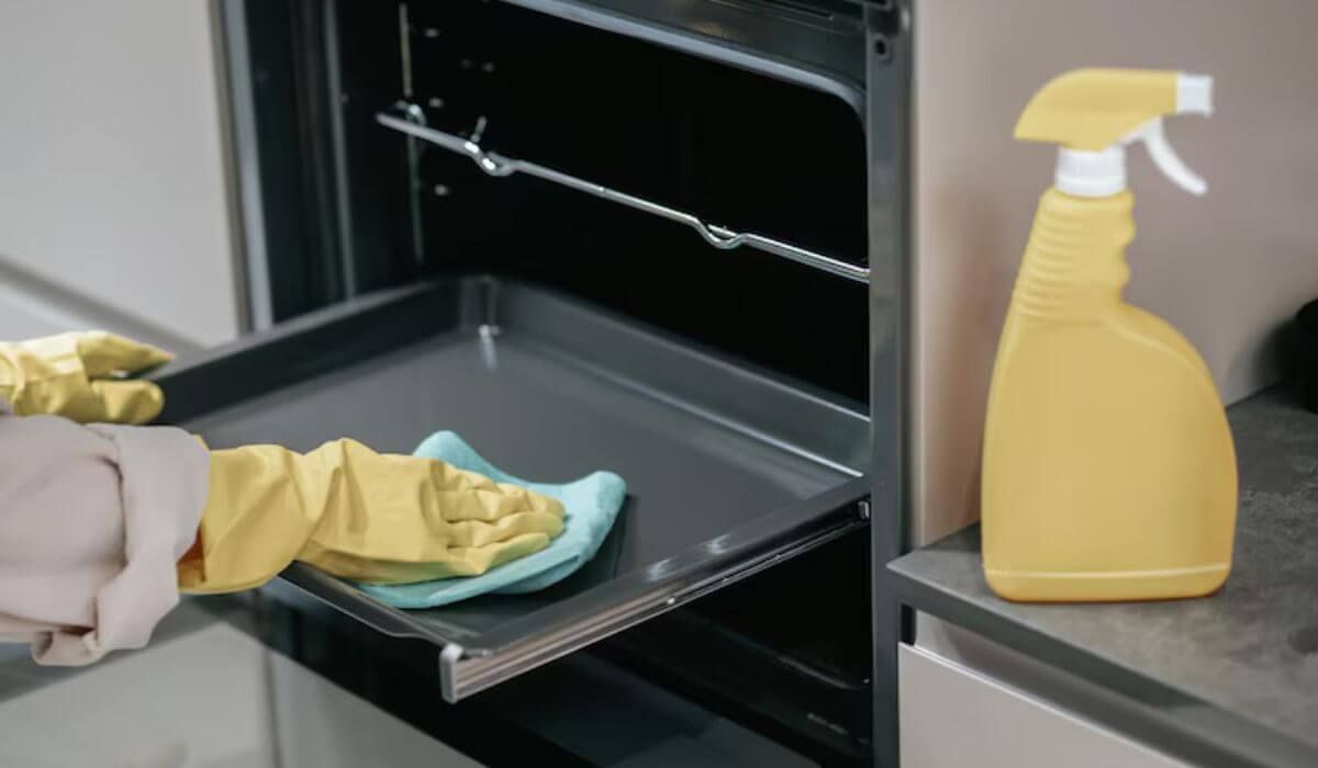 professional cleaner oven kitchen bond cleaning