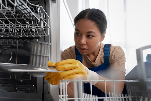 Choosing the Right Cleaning Products for Commercial Dishwashers
