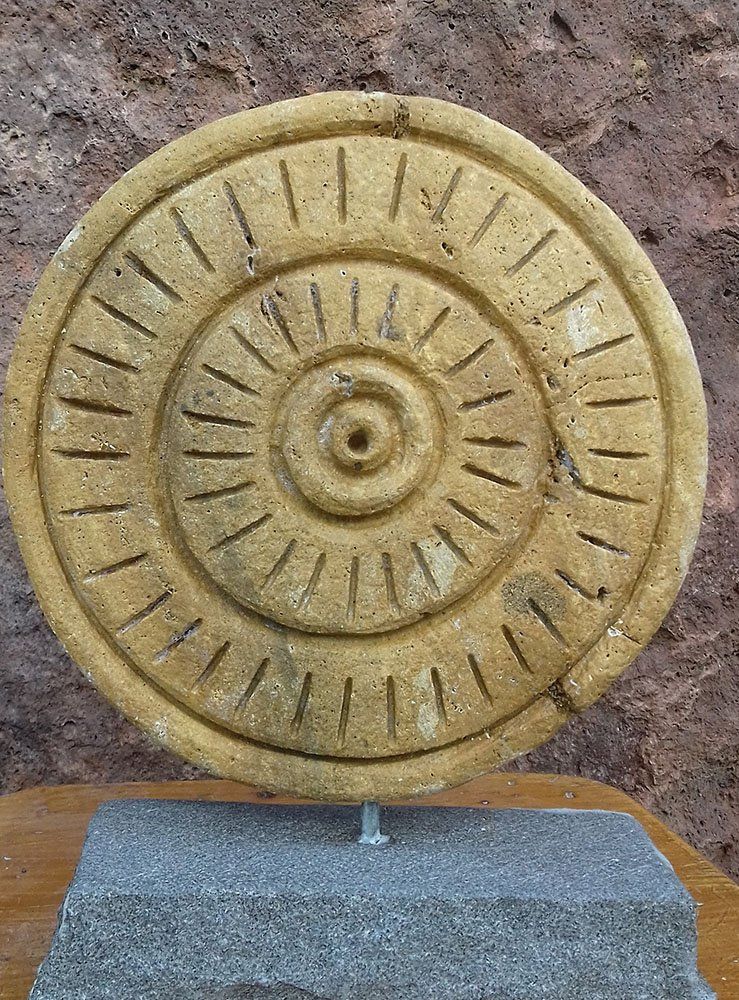 Pintadera riproduzione archeologica travertino dorato