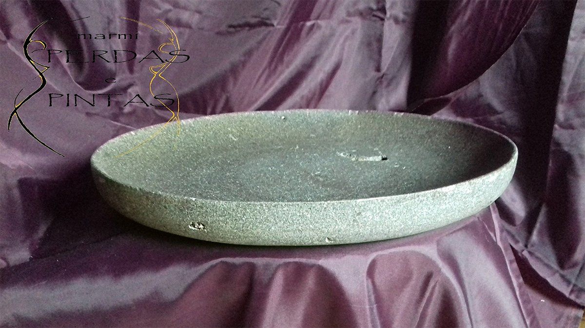 Piatto in basalto sardo