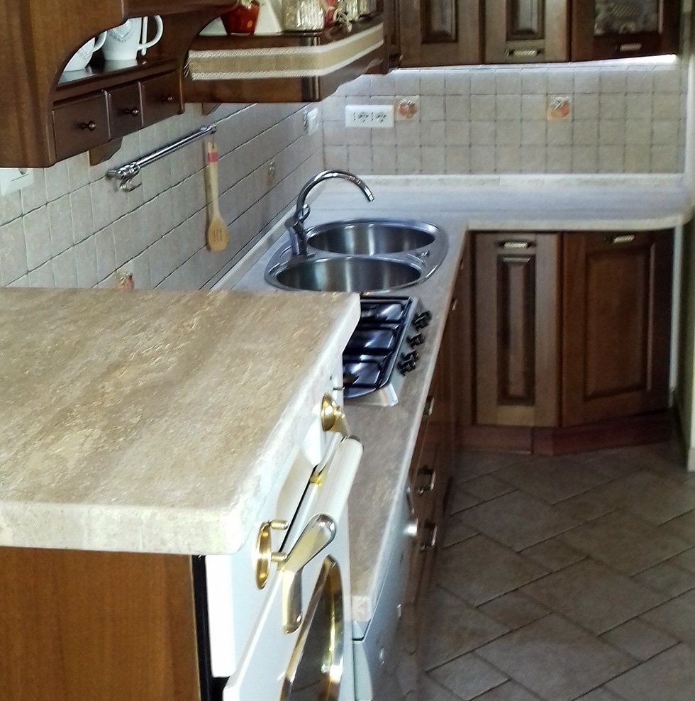 Piano cottura in travertino nocciola