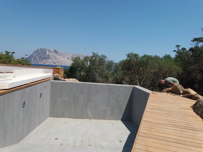 piscina privata con rivestimento in pietra