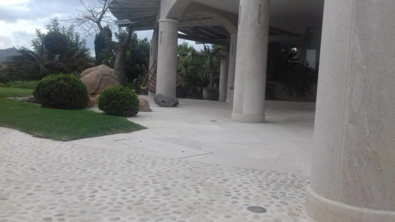 entrata di una casa con colonne in pietra