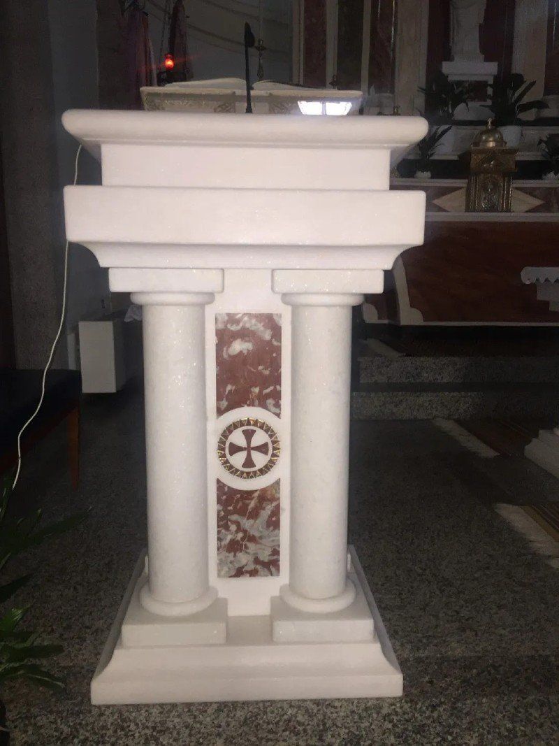 leggio in pietra per chiese