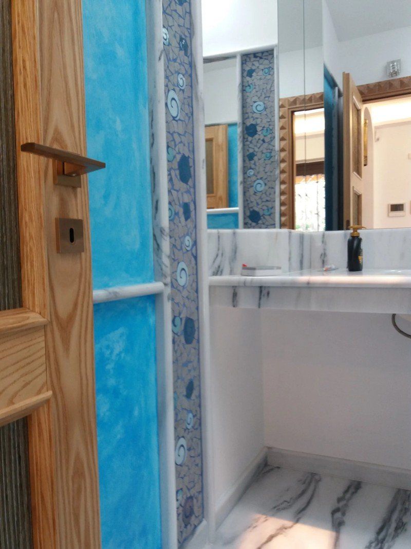 bagno con rivestimenti in pietra