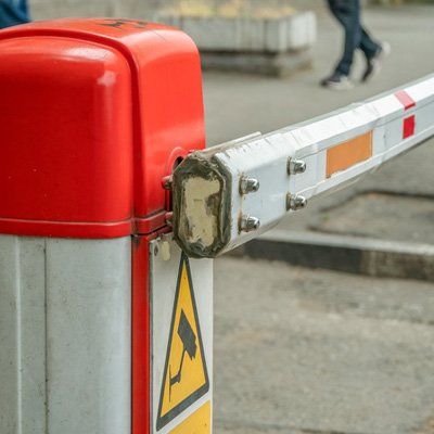 Electronic barrier gate with warning sign