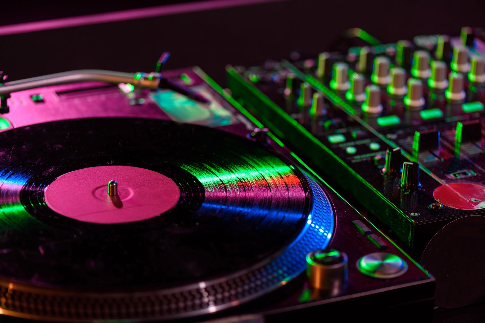 Lungo tavolo apparecchiato per una festa a tema Stitch con palloncini e decorazioni in una stanza ben illuminata.