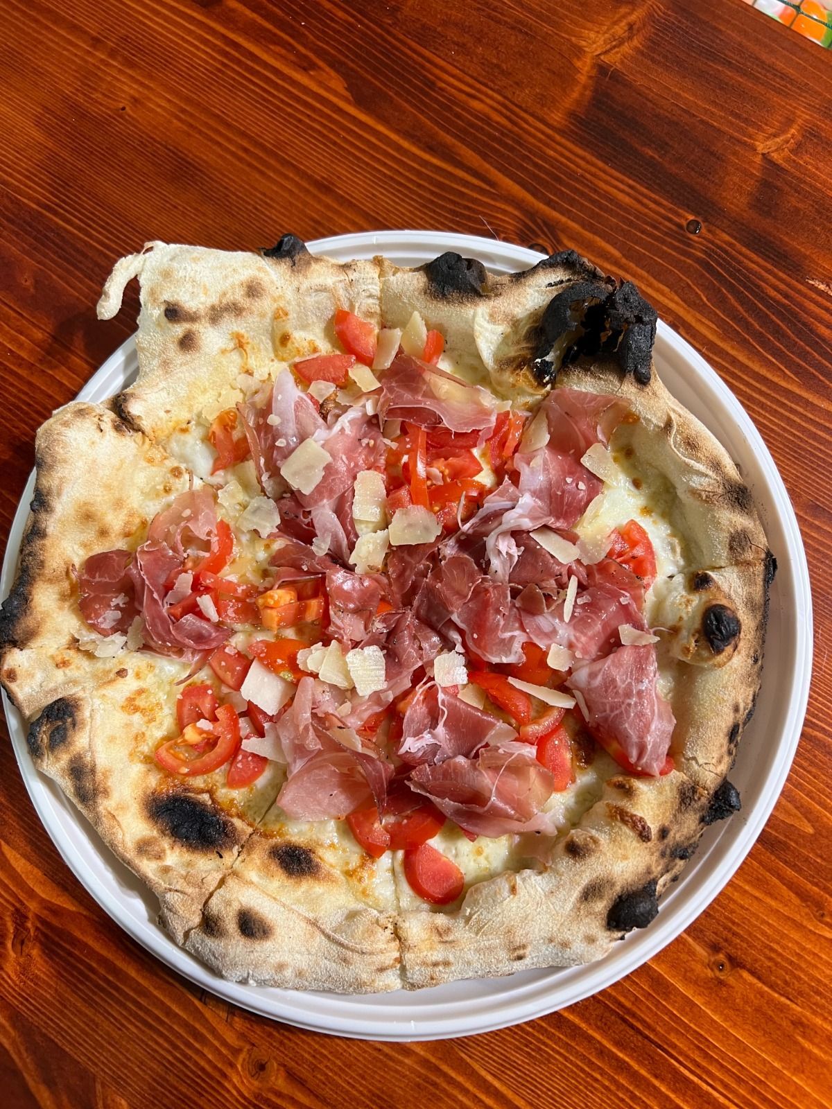 Pizza con pomodori, mozzarella e basilico.