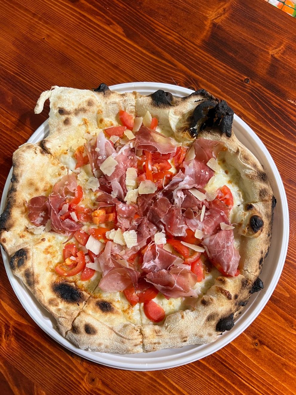 Pizza con pomodori, mozzarella e basilico.