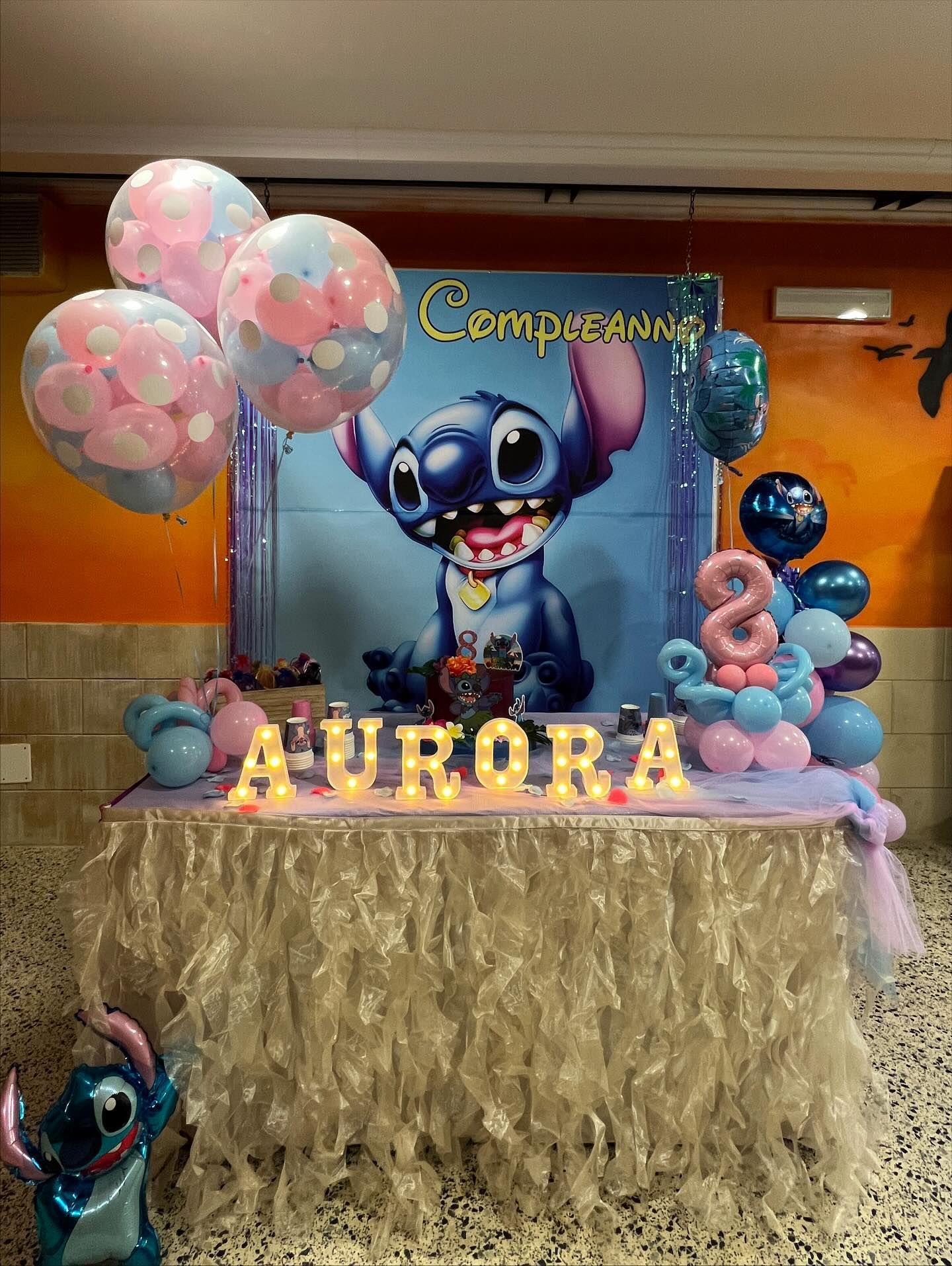 Festa di compleanno a tema Stitch; tavolo con cartello 