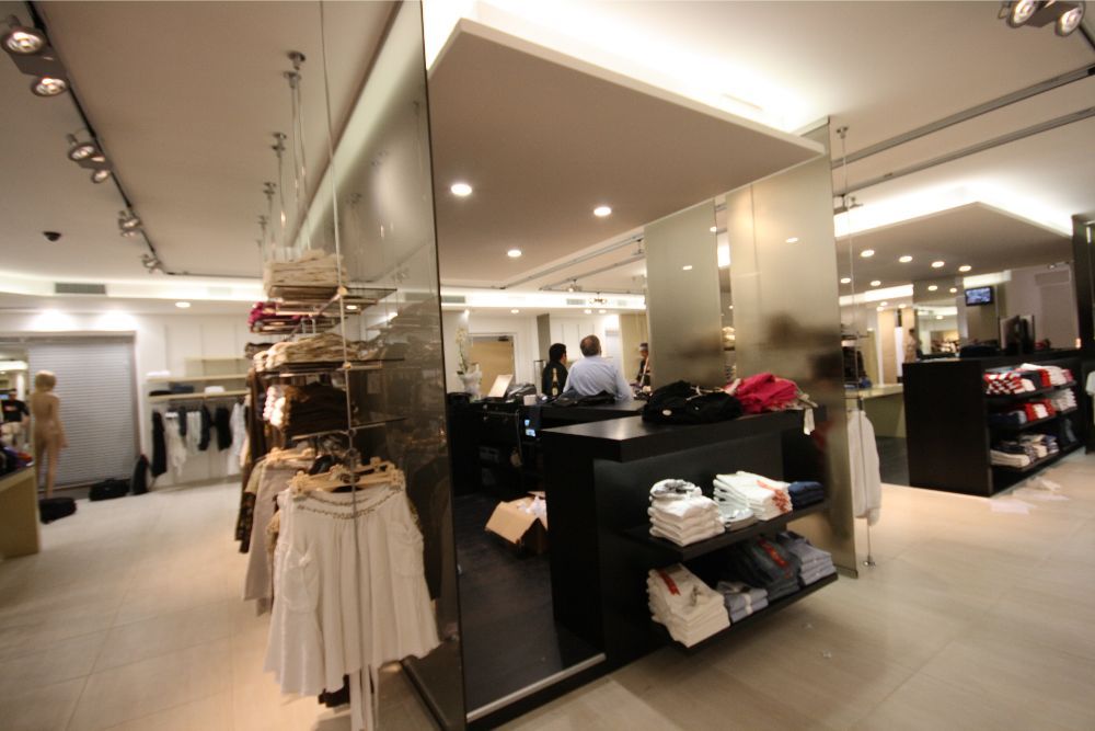 negozio di abbigliamento con espositori in legno