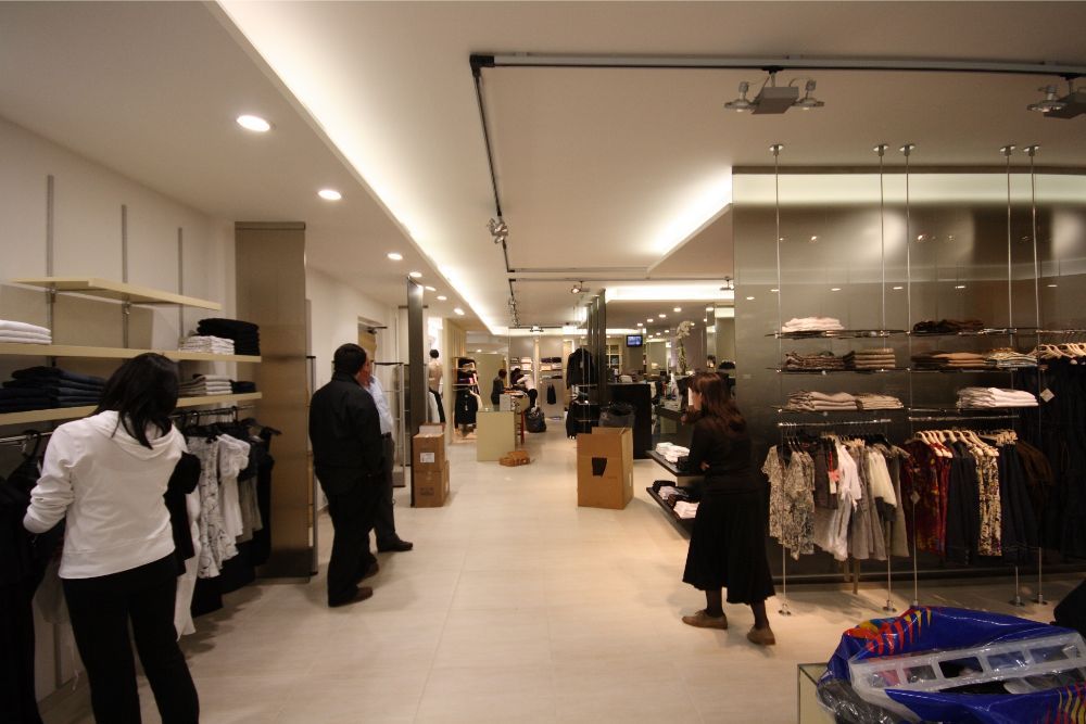 negozio di abiti con espositori in legno