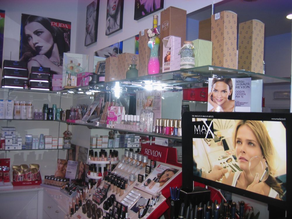 arredo in vetro e legno per negozio