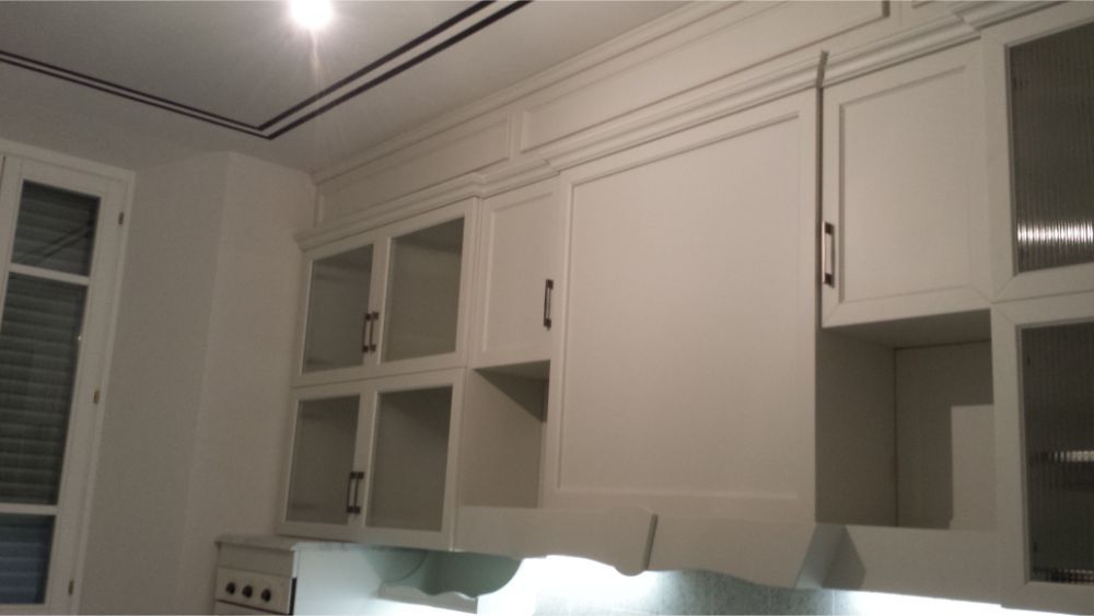 mobili in legno bianco per appartamento