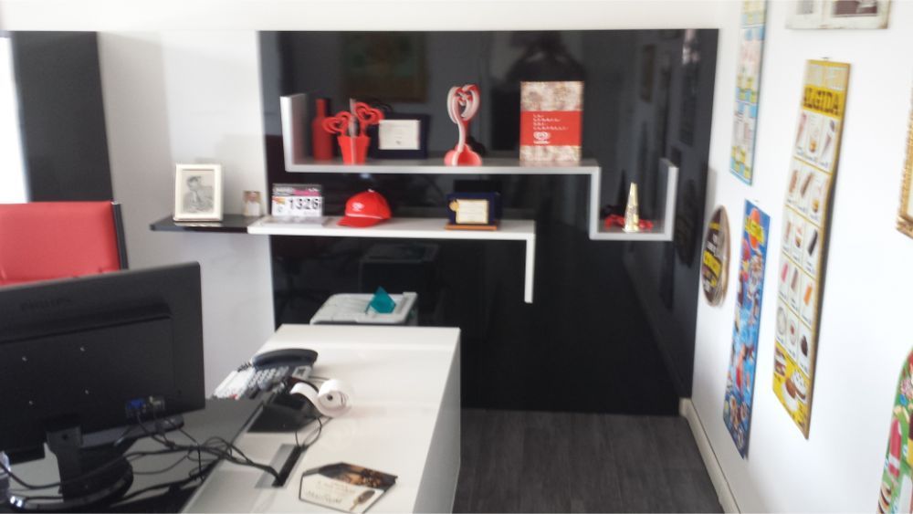 mensole in legno per ufficio